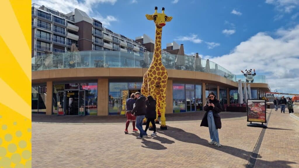 Levensgrote LEGO giraffe voor de ingang van Legoland Discovery Centre Scheveningen op de boulevard