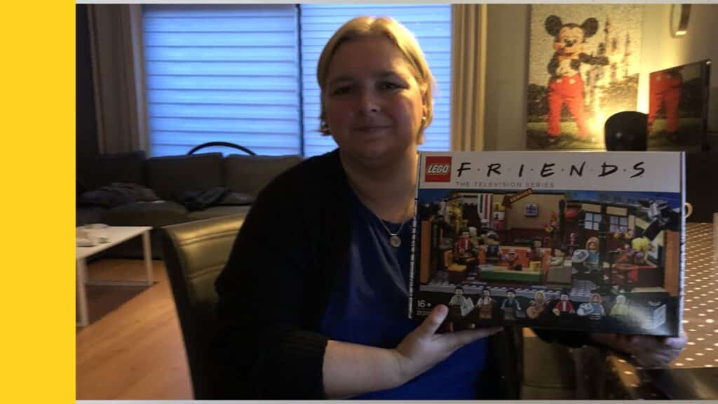 Martine houdt de LEGO Ideas Central Perk Friends set 21319 vast in de woonkamer