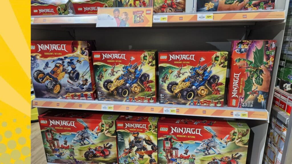 LEGO Ninjago Dragons Rising sets in een winkelrek, waaronder Jay's Transforming Car en Cole's Mission Mech