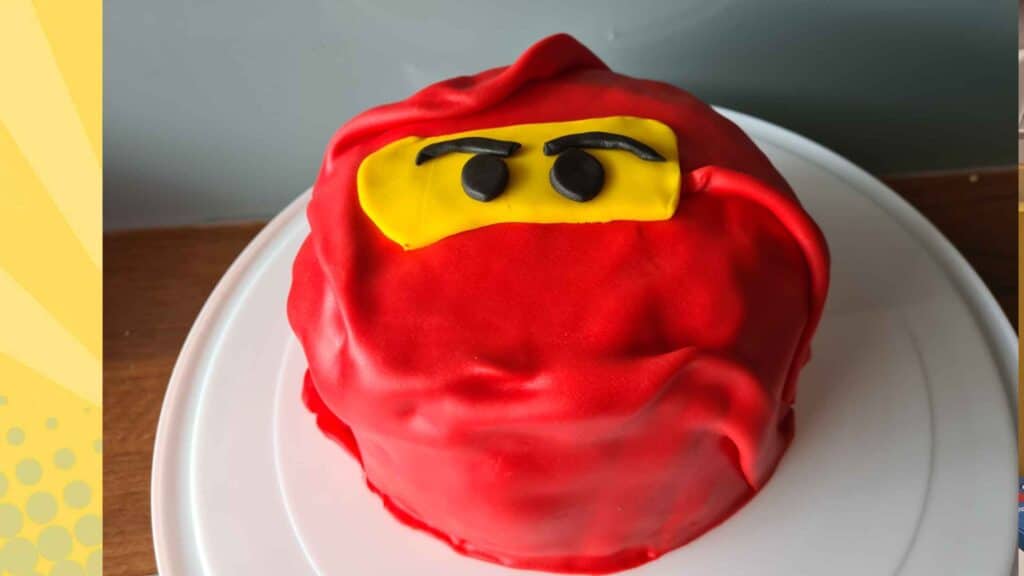 LEGO Ninjago taart in de vorm van een rood ninja hoofd