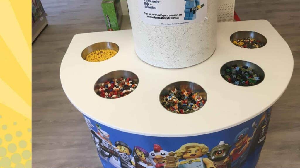 een tafel met aparte onderdelen van minifiguurtjes