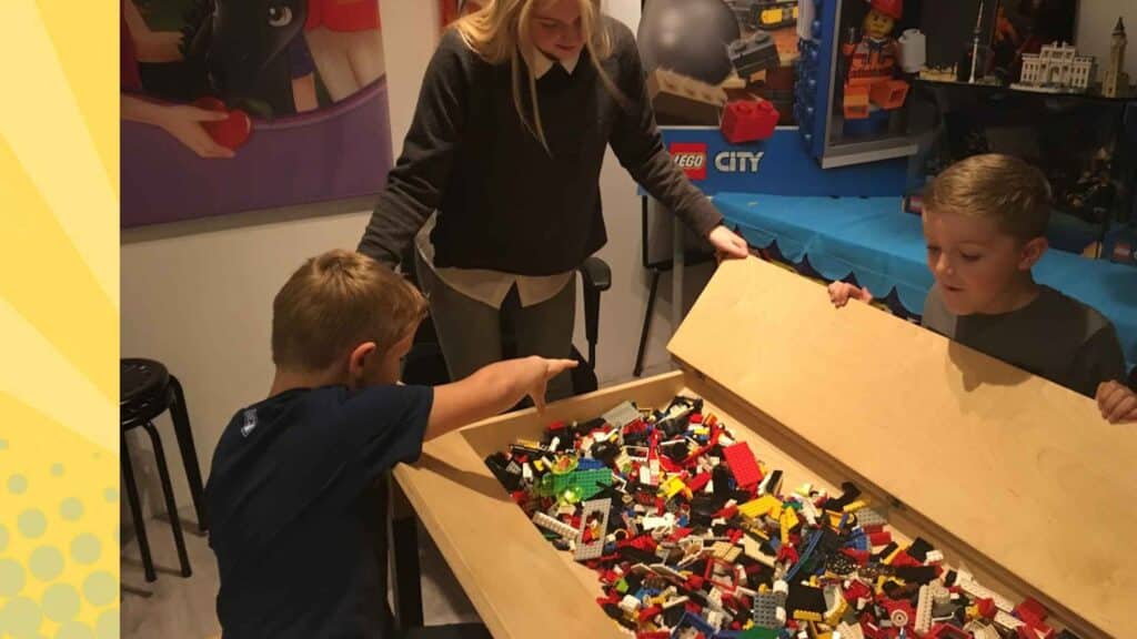 Een speeltafel met LEGO om te spelen