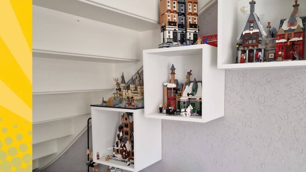 LEGO Harry Potter sets op witte wandrekken, waaronder Zweinstein en Diagon Alley