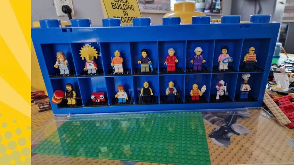Blauwe LEGO minifigurendoos met twee rijen verzamelminifiguren