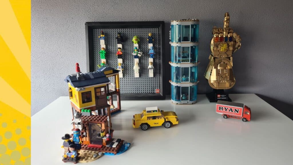 LEGO sets op een wit kastje, met minifigurenlijst en Infinity Gauntlet als displaystuk