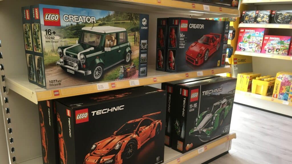 LEGO Icons, Creator en Technic sets die uit de collectie zijn, in een winkel