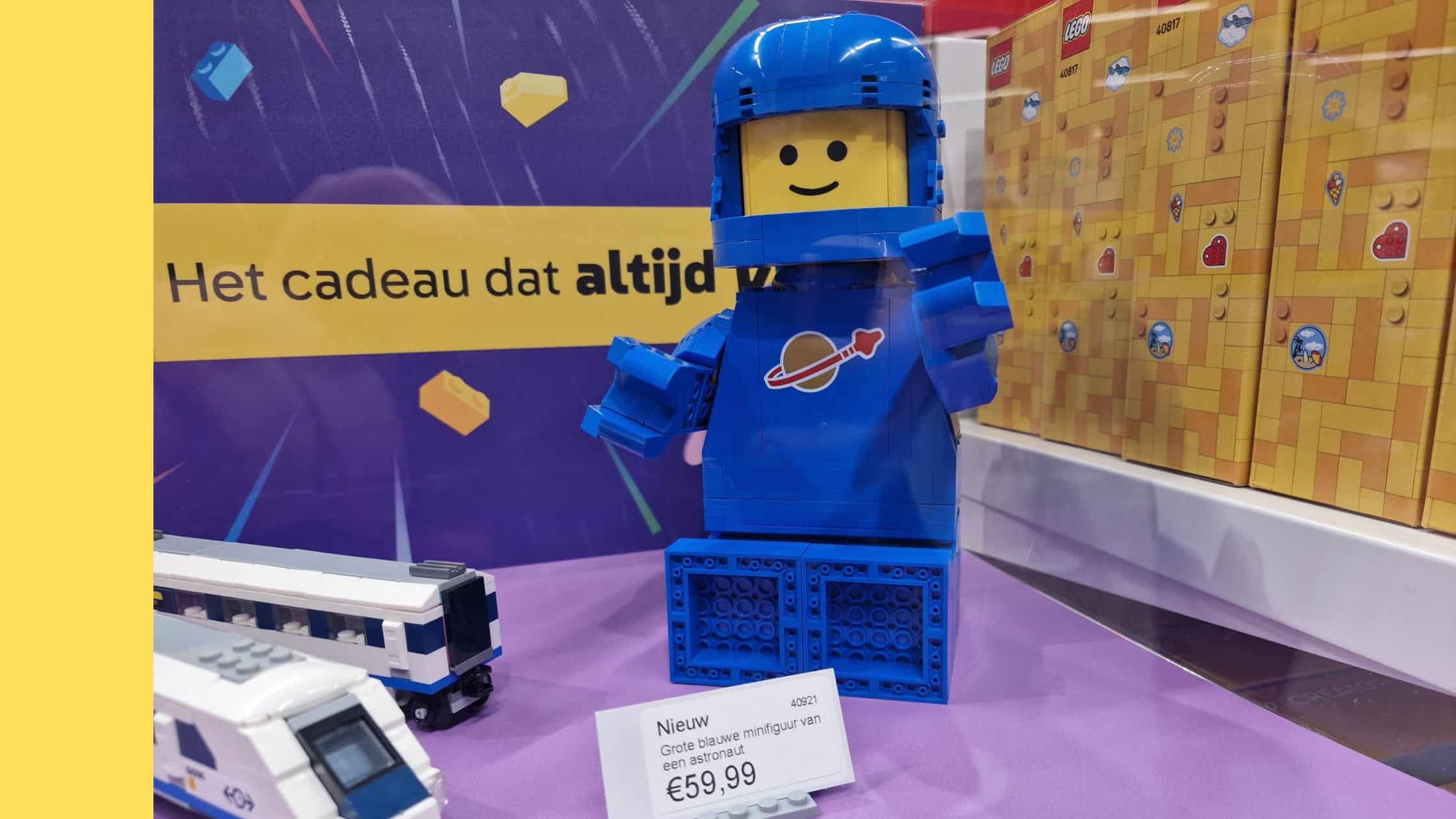 Grote blauwe astronaut minifiguur in LEGO Store Rotterdam