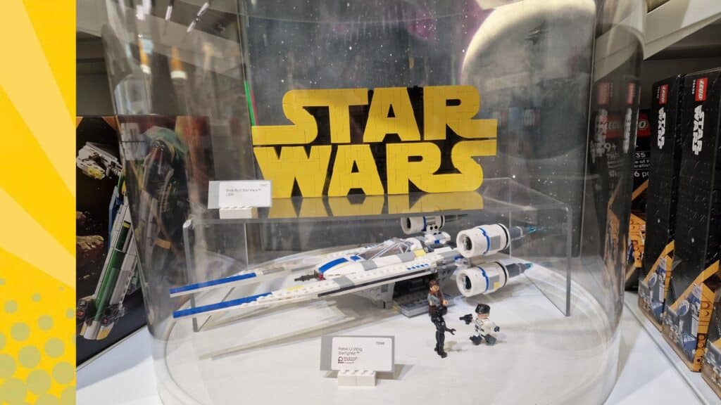 LEGO Star Wars U-Wing Starfighter in glazen vitrine, in de winkel