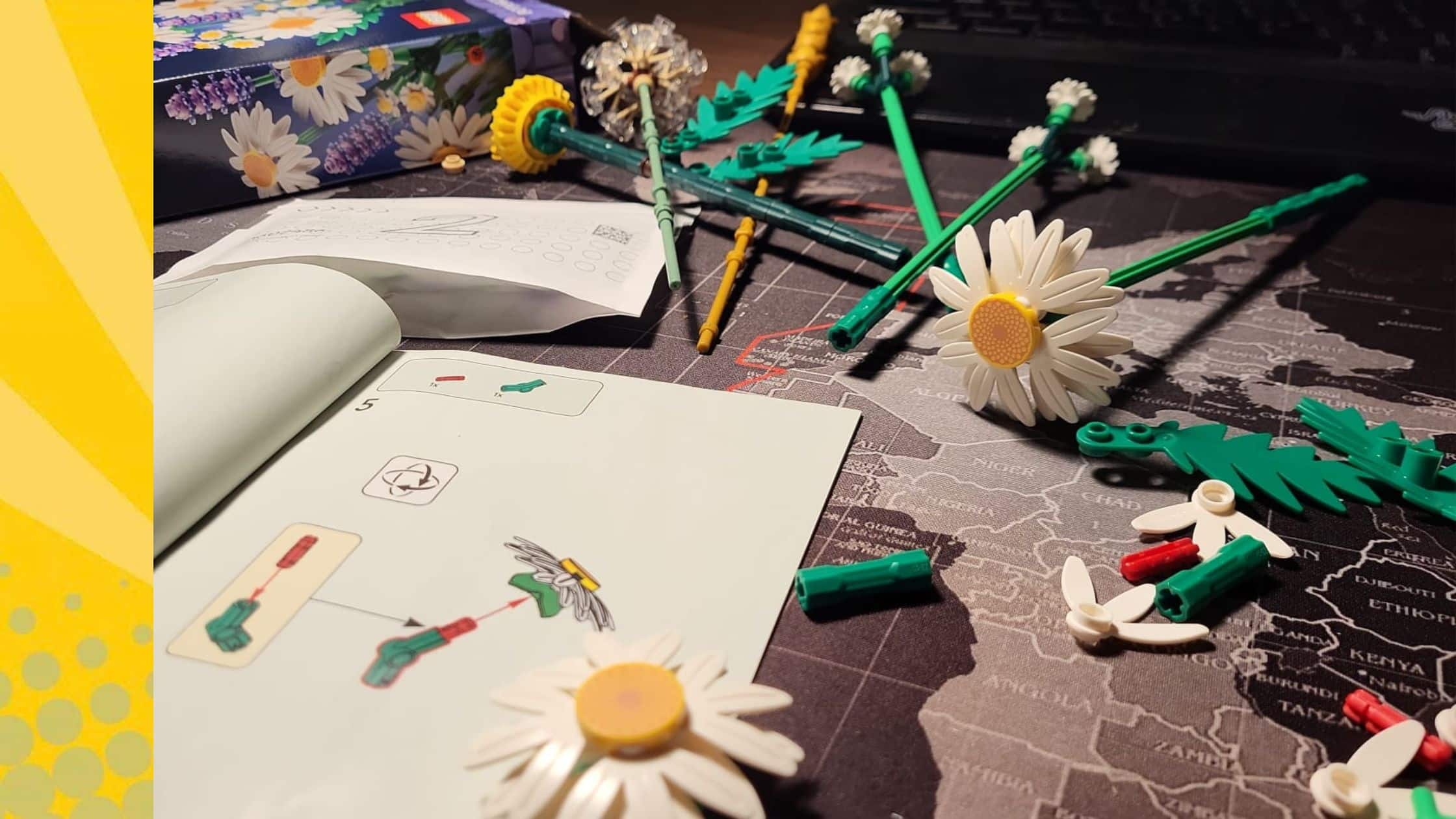 LEGO Botanicals Madeliefjes in aanbouw, losse stenen en instructieboekje op donkere ondergrond