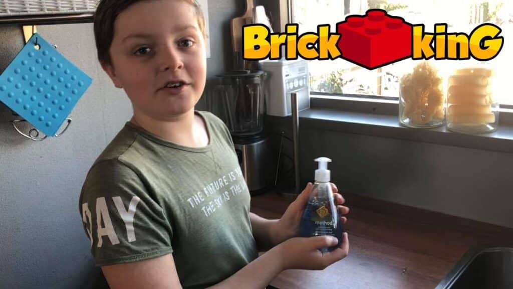 Kind laat Method afwasmiddel zien bij aanrecht