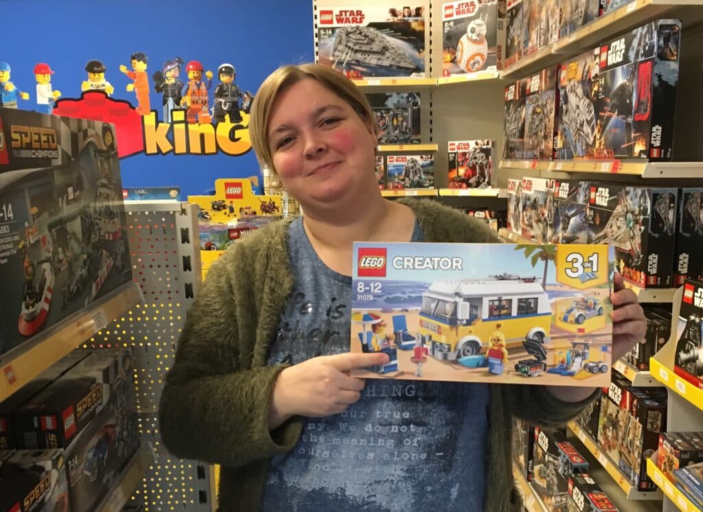 Martine Laros in LEGO-winkel Brick King met Creator Surfer Van set