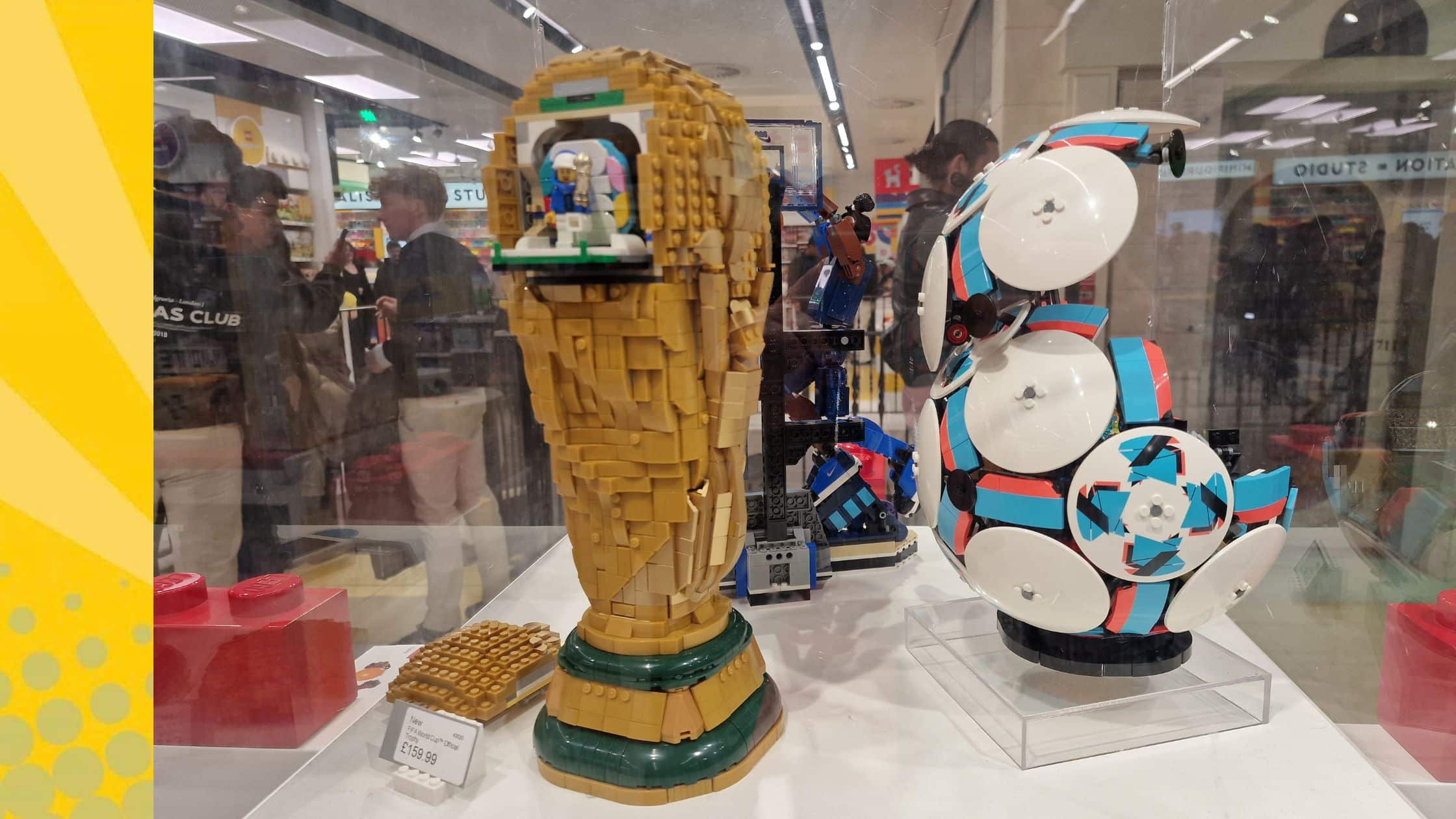 LEGO voetbal en FIFA troffee in de LEGO winkel