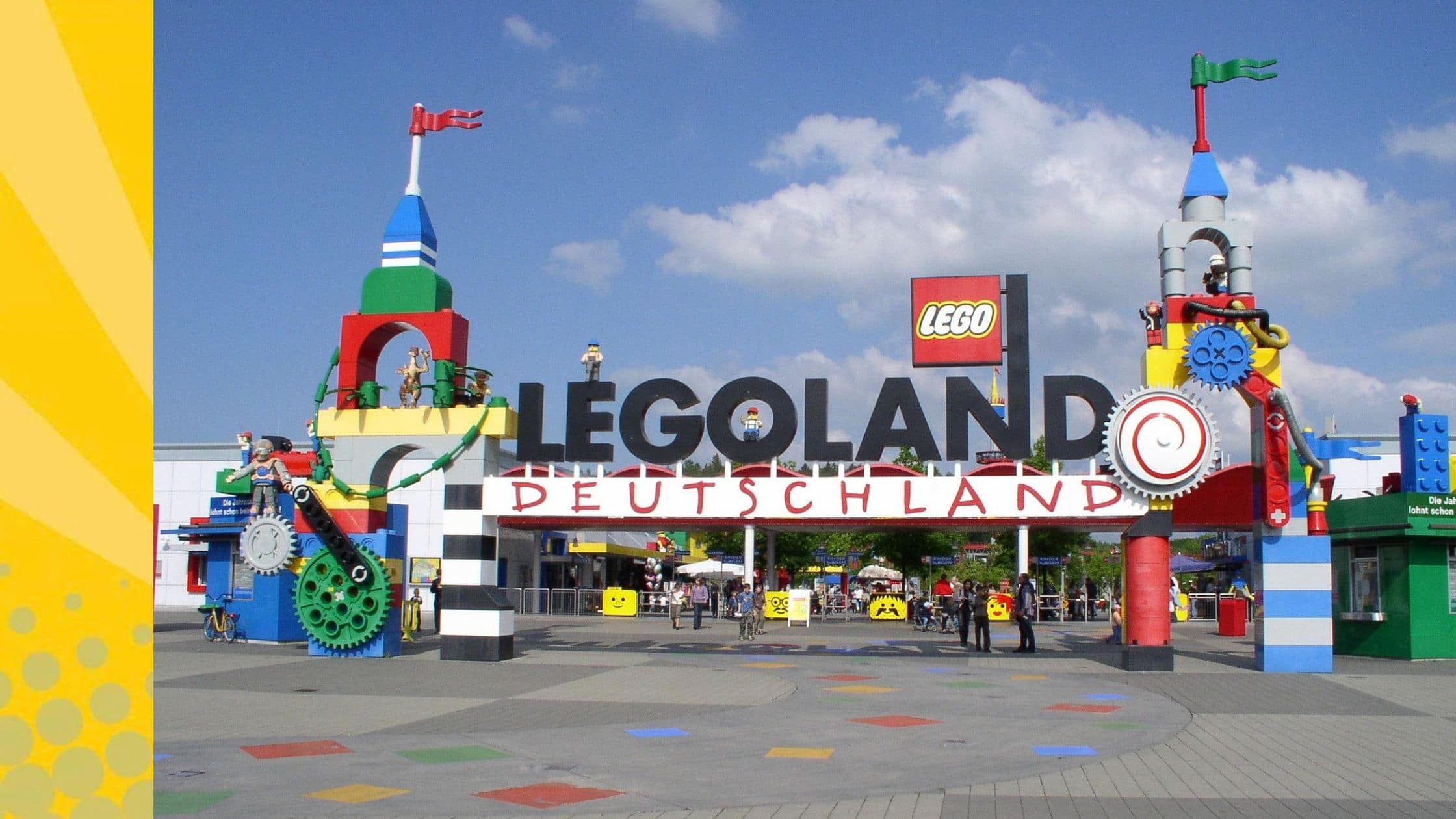 Entree van LEGOLAND Deutschland in Günzburg met het grote LEGOLAND-bord en kleurrijke LEGO-decoraties