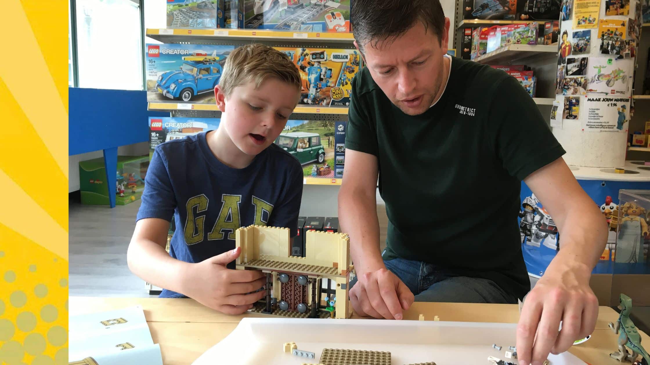 Samen LEGO bouwen: een vader en zijn zoon in de winkel