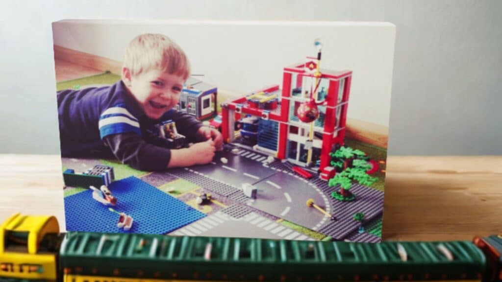 Trots kind met LEGO bouwwerk op canvas schilderij