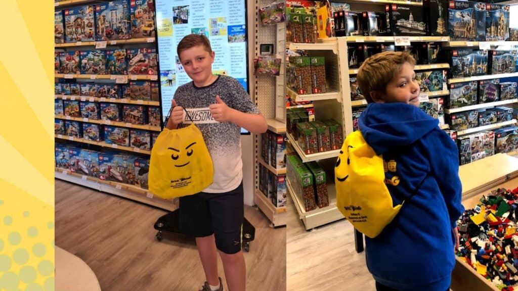 jongens met een rugzak met een minifguur hoofd