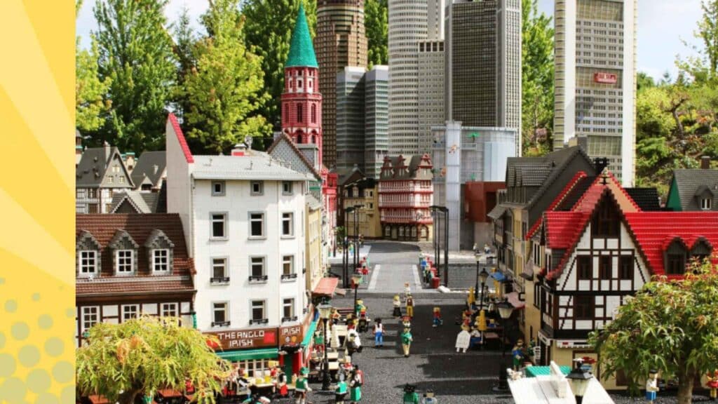 LEGO Miniland skyline met historische vakwerkhuizen en moderne wolkenkrabbers, gebouwd van LEGO-stenen